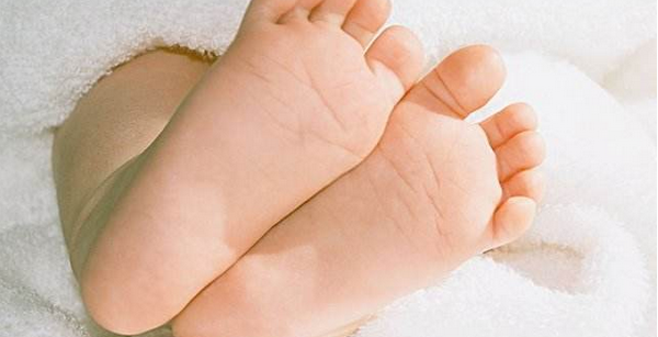 弹脚作用可不是少！制止婴儿打嗝可以刺激足底
