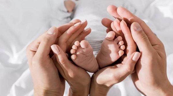 婴儿打嗝平躺还是侧躺好？抱起来喂点水才最推荐