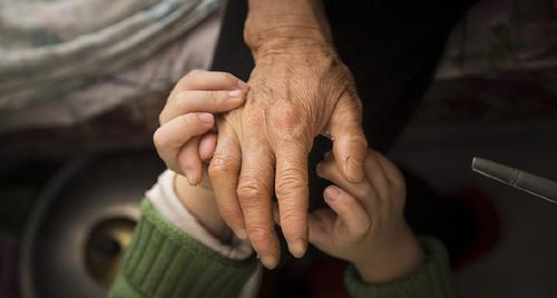 56岁失独母亲用生命换孩子，做试管婴儿再生龙凤胎