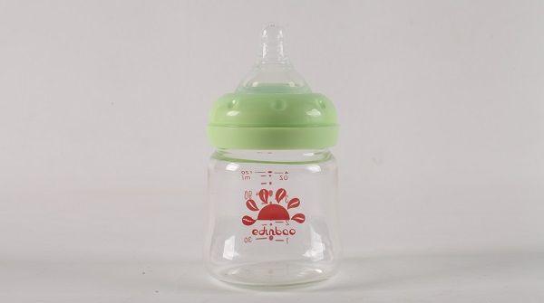 选择婴儿奶瓶并非越贵越好，材质和容量都应考虑