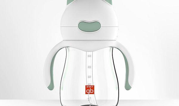 学饮杯、吸管杯、鸭嘴杯要分清，滥用小心呛到宝宝