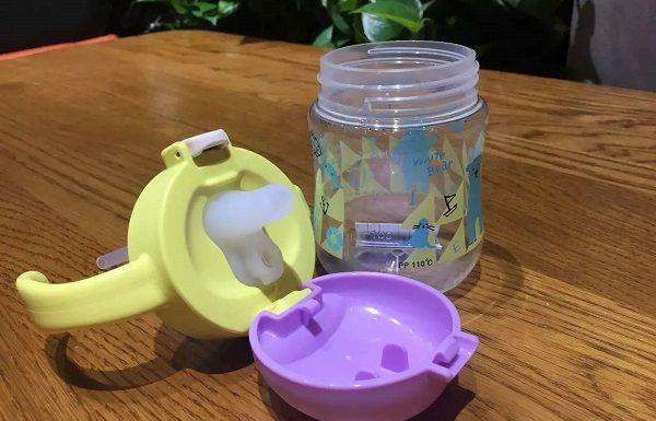 训练宝宝喝水要抓准时机，使用学饮杯别晚于这个月龄