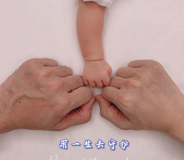 林峯张馨月女儿出生，微博晒一家三口握拳照甜蜜温馨