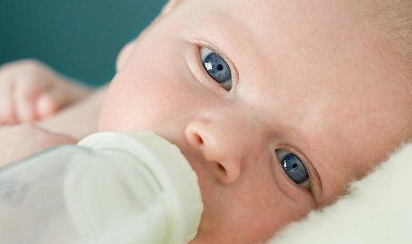 33天新生儿吐奶比较正常，妈妈们要学会正确的拍背方法