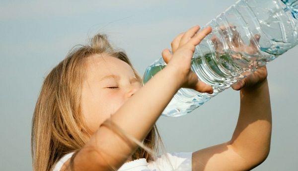 急救口诀加4张图解，告诉你新生儿老是呛奶怎么办