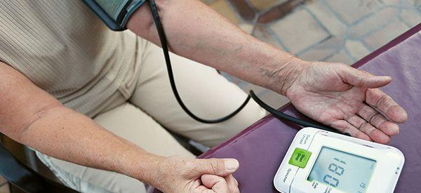 胚胎移植前身体检查发现血压偏高还能继续吗？