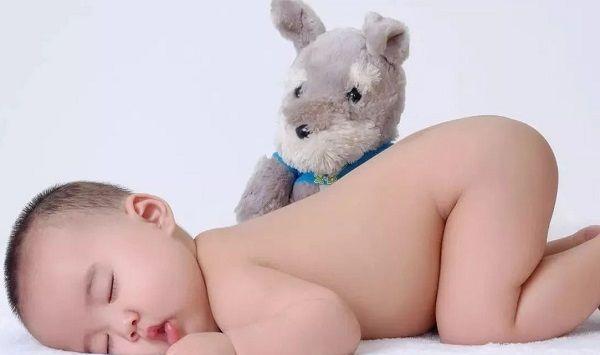 1个月新生儿吐奶不危险才怪，睡着吐奶可能会引发窒息！