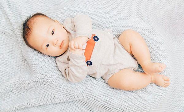 新生儿受凉吐奶有3个症状，宝妈可依此判断