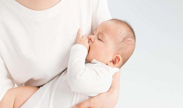 新生儿吐奶鼻子嘴巴一起出来怎么回事？可能是生理原因