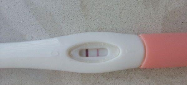 金秀儿早孕试纸先红下面就是怀男孩吗？