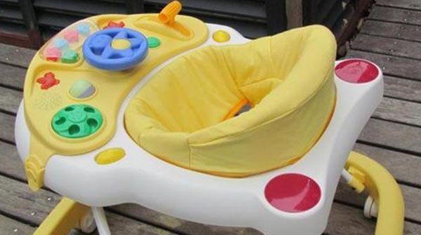 2022十大最不实用婴儿用品清单，学步车居然也在其中
