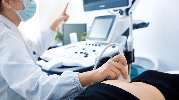 孕21周急性羊水过多是超过多少ml？