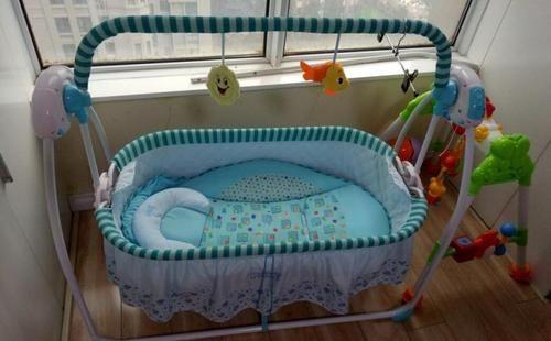 父母们掌握这4个技巧，轻松培养孩子睡婴儿床的习惯