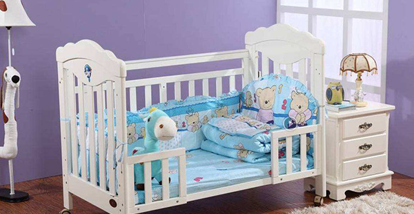 婴儿床别再放到床尾或窗前了，这7大摆放禁忌并非迷信