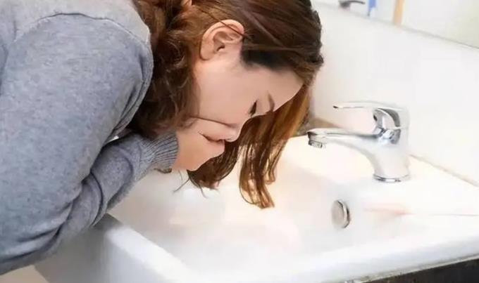 胚胎移植着床成功后恶心想吐是不是说明hcg值在往上涨?