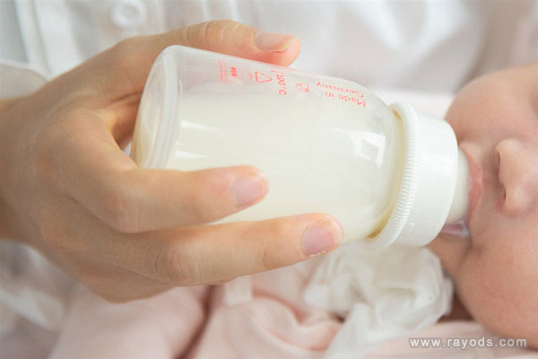 婴儿可以用矿泉水冲奶粉吗 想不到这才是最佳选择