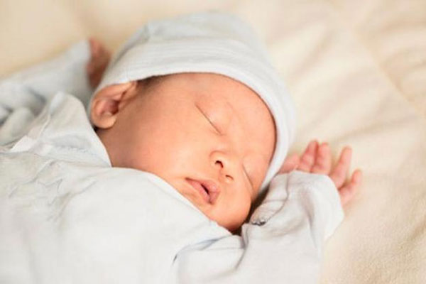宝宝夜里哭闹的5种原因，突然大哭要警惕肠绞痛