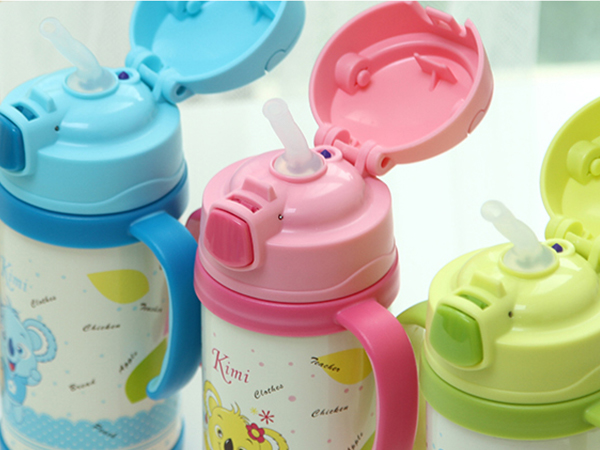 一岁半宝宝喝奶也得讲方法，选择奶嘴还是吸管大有学问