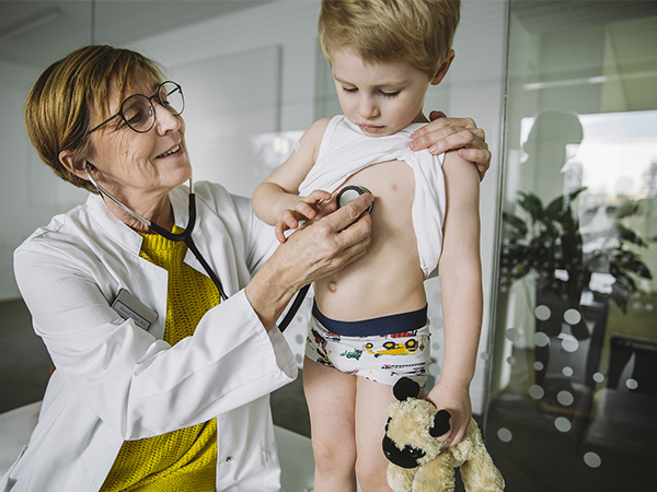 详述小儿鸡胸的三大症状，和正常人对比区别太明显