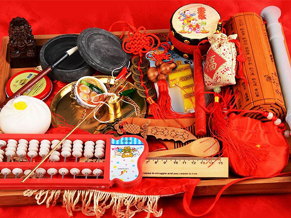 女孩抓周16件物品清单来了，梳子、尺子都得要