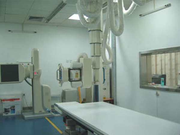 19岁女孩拍X光被要求脱光上衣，正确的拍片姿势应该是这样