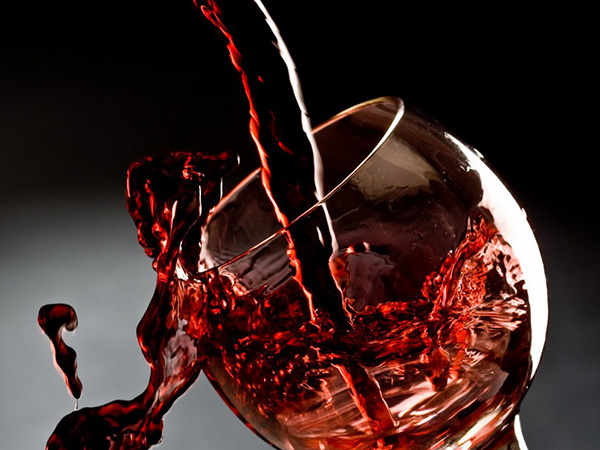 女子每天喝三瓶酒突发腹痛身亡，长期喝红酒真的有危害