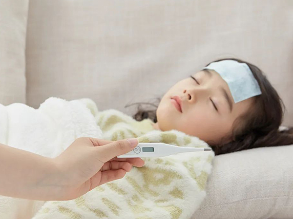 在家护理幼儿急疹也不难，降温和补水措施做好就无碍