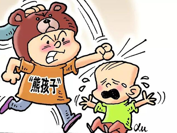 熊孩子医院内踩着座椅打闹没人管，家长们不能再无动于衷了