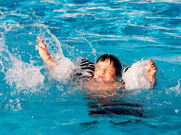 她怀着宝宝救下了另一个宝宝，这些溺水急救普通人也能做