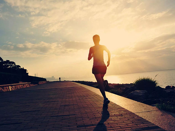 夫妻俩每天坚持陪10岁儿子跑步，亲情健康两不误