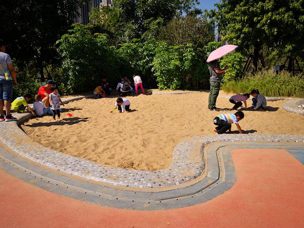 爸爸把女儿独自丢在公园，网友：家长心太大