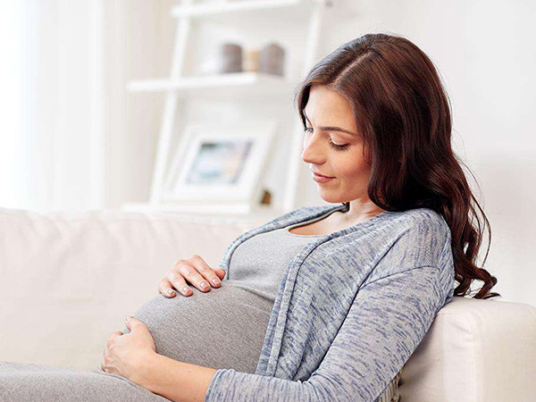 女子高铁站突然产子众人现场搭产房，这些临产注意事项要get到