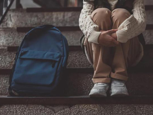 爸爸辞职陪自闭症儿子卖玩具，关爱永远是最好的陪伴