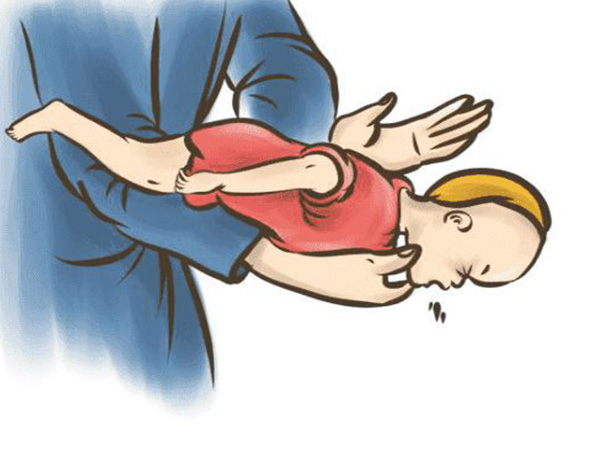 120调度员远程指导救下窒息婴儿，这样的急救步骤宝妈最好记牢