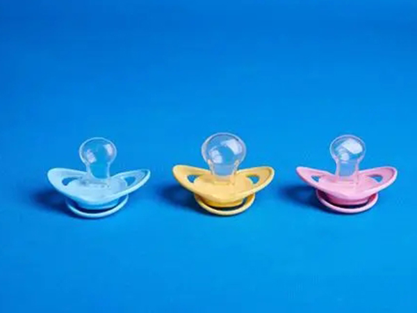 奶嘴老被吸扁别急着拧松奶瓶，找准原因再处理才科学