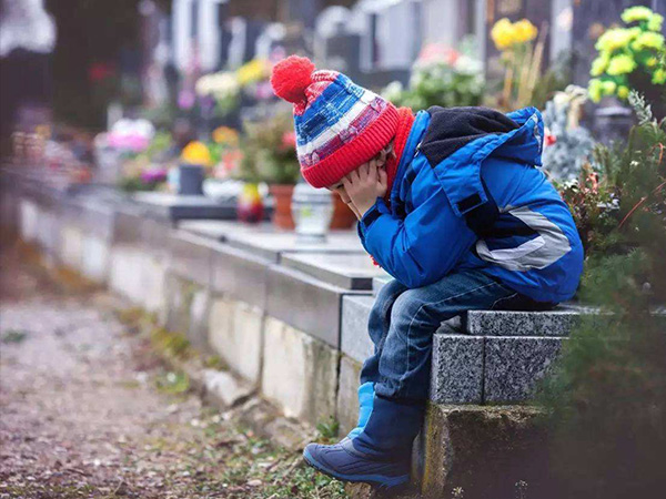 老人打麻将弄丢孙子气到当街自扇耳光，预防比后悔更重要