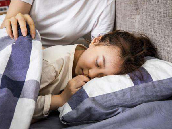 90后男医生抱哄9月大哭闹患儿，哄睡孩子有一套