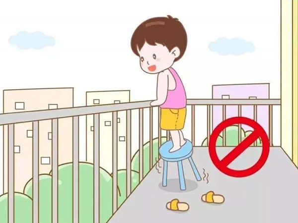 父亲房内睡觉4岁女童爬窗不慎坠亡，做好安全防护很重要