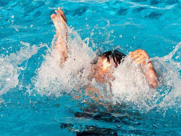 妈妈把1岁娃交给陌生人跳河救人，这些救助溺水者步骤要记牢