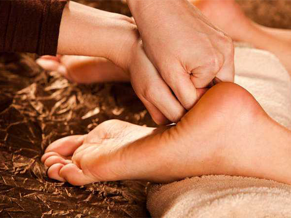 缓解产后脚后跟疼的三种小秘方：可不止泡脚这么简单