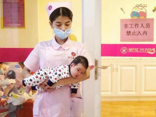 盘点婴儿飞机抱的三大禁忌，参照正确方法不出错