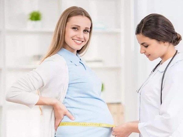 安徽60岁老人产下6斤女婴，高龄生育引起网友热议