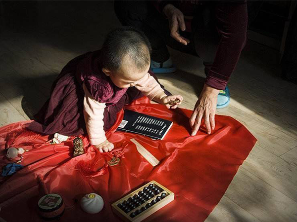 小儿抓周必备的8件物品，只知道笔墨纸砚还不够