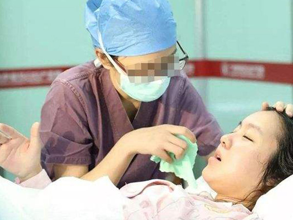 三个简单动作就能助顺产，学会这些运动开指不再难