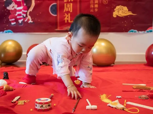 宝宝抓周讲究多多，亲友从中干预就白抓了