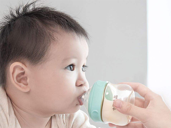 把奶嘴孔剪大当心呛奶！流速太快对胃真的有危害