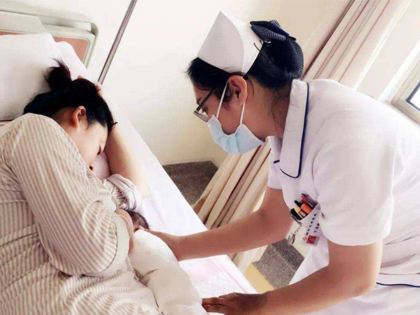 侧卧喂奶正确姿势：标准“三贴”图解教你不压宝宝胳膊