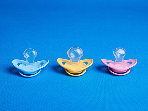 奶嘴一个孔和三个孔区别大，可别给新生儿选错了