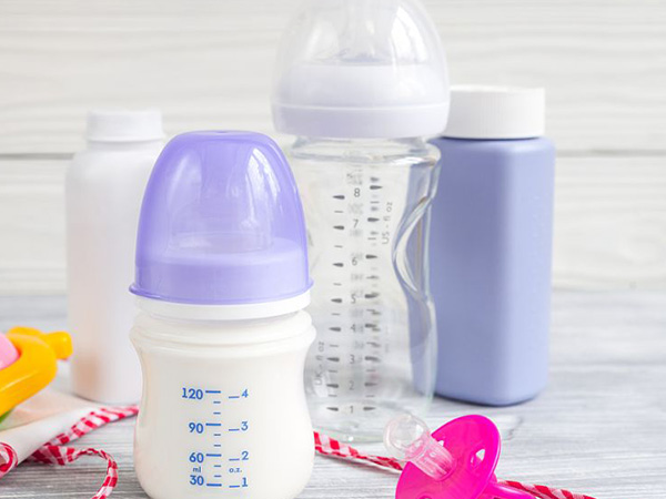 混合喂养突然拒绝奶瓶有四大原因，厌奶期到了强喂也没用