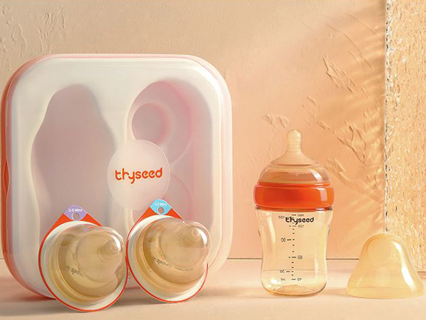 换奶嘴过渡期这么处理更高效，千万别给宝宝强行喂奶了